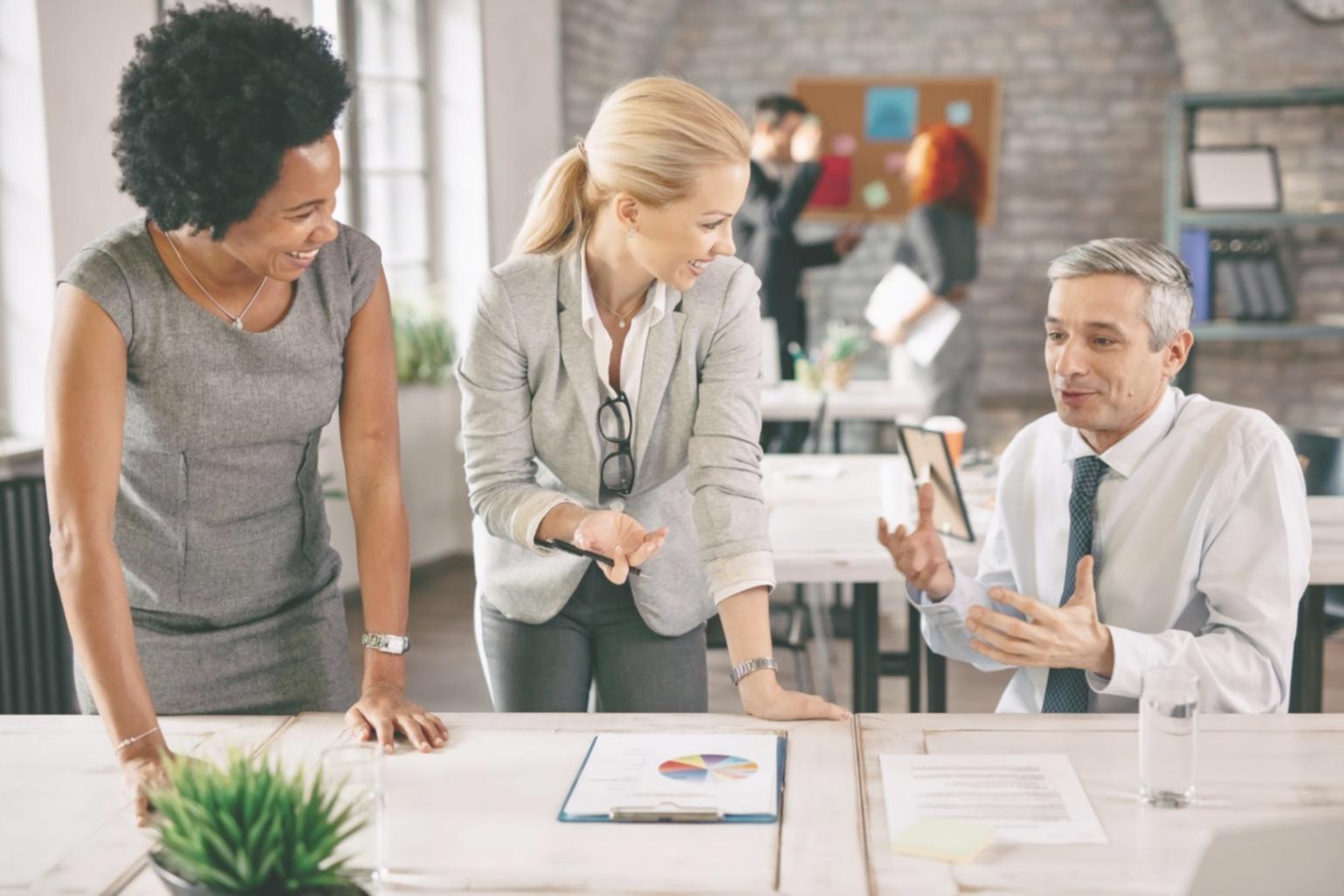 Familia trabajando juntos en planificación financiera